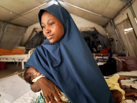 Matka kojí své dítě. Nigérie, 2024. Foto: Georg Gassauer / Lékaři bez hranic