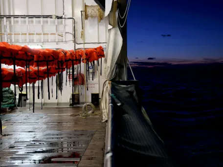 Záchranné vesty na záchrané lodi Geo Barents. Středozemní moře, 2024. Foto: Stefan Pejovic / Lékaři bez hranic