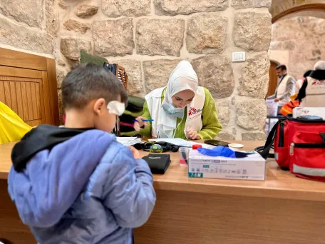 Dítě na kontrole u lékařky Lékařů bez hranic. Palestina, 2025. Foto: Oday Alshobaki / Lékaři bez hranic