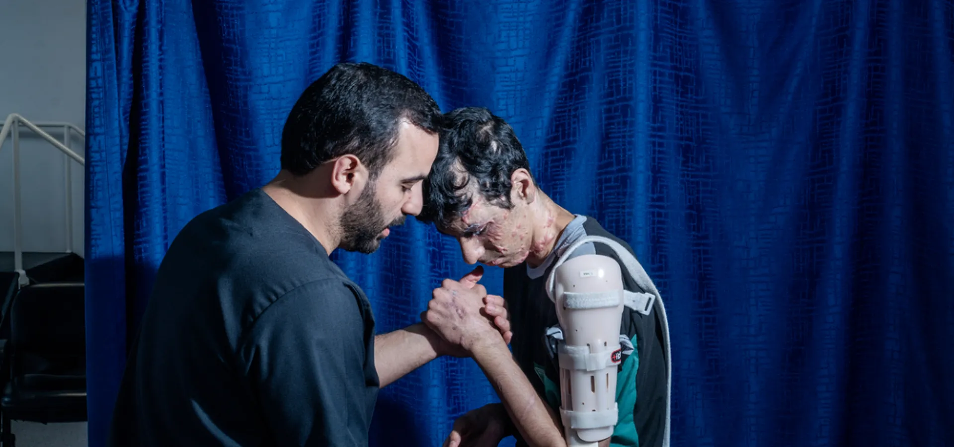 Sedmnáctiletý Karam na fyzioterapii v Ammánu, Gaza, 2024. Foto: Moises Saman / Lékaři bez hranic