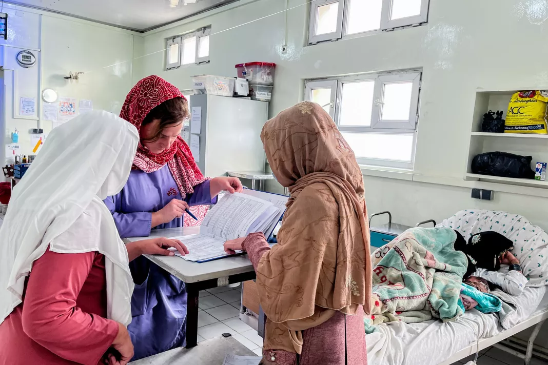 Gynekoložka Lékařů bez hranic v porodnici v Chóstu, Lékaři bez hranic, Afghánistán. 