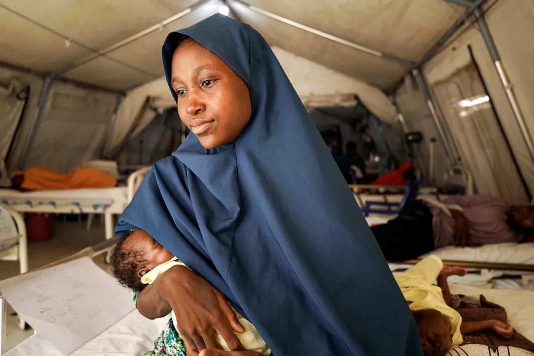 Matka kojí své dítě. Nigérie, 2024. Foto: Georg Gassauer / Lékaři bez hranic