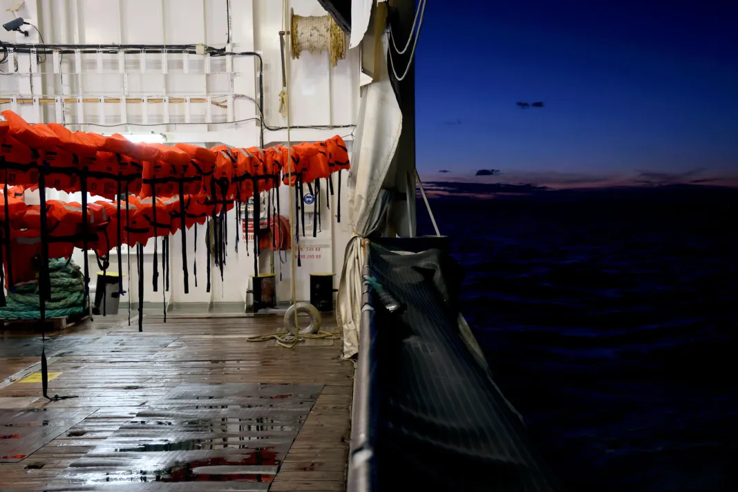 Záchranné vesty na záchrané lodi Geo Barents. Středozemní moře, 2024. Foto: Stefan Pejovic / Lékaři bez hranic