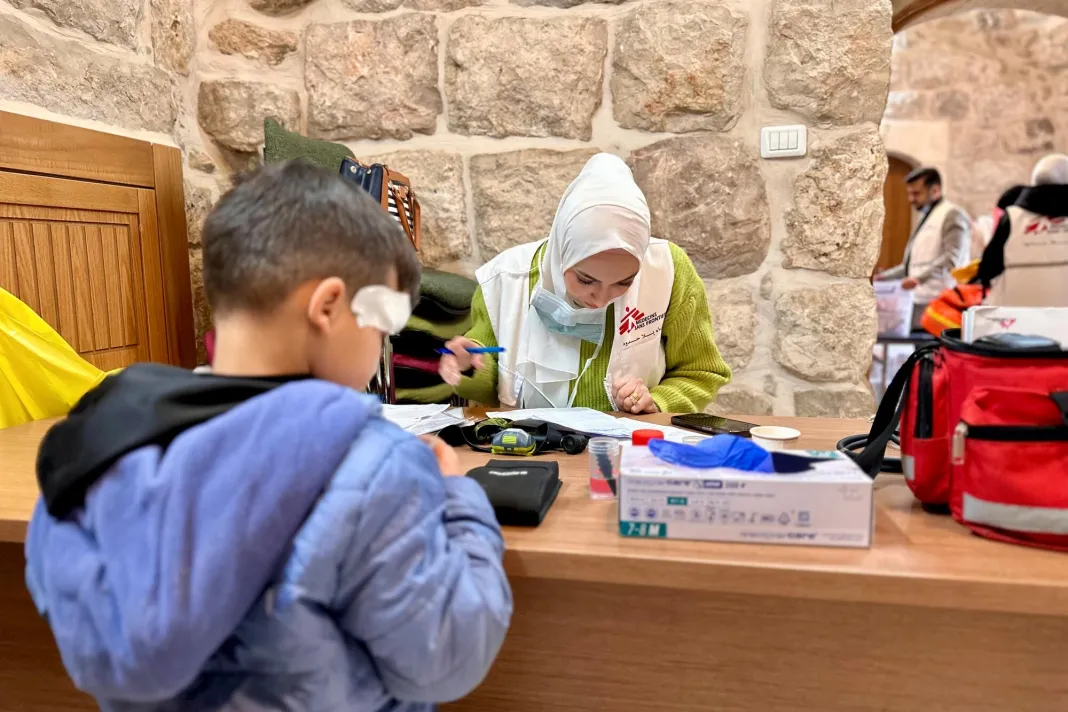 Dítě na kontrole u lékařky Lékařů bez hranic. Palestina, 2025. Foto: Oday Alshobaki / Lékaři bez hranic