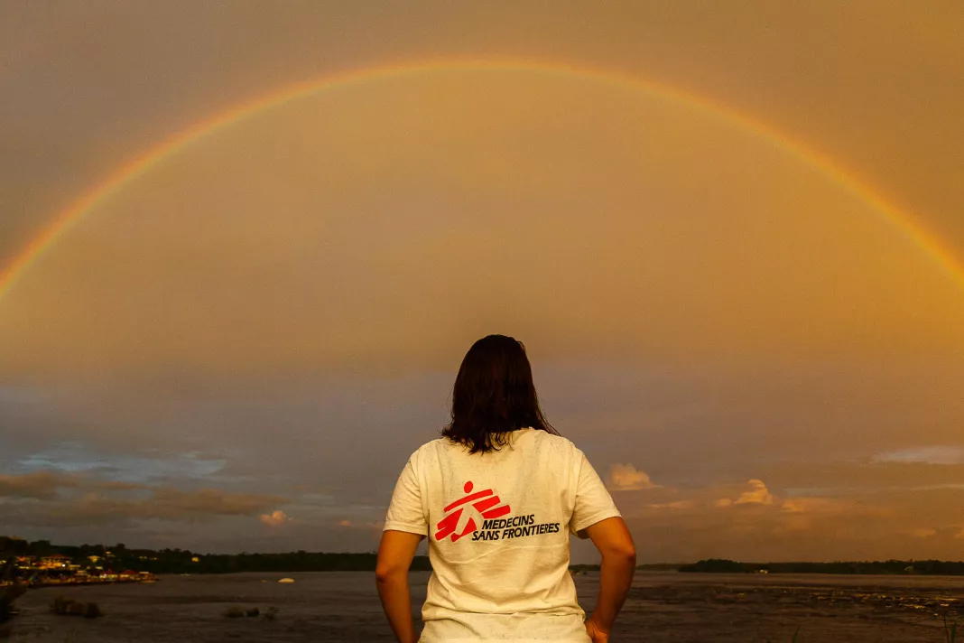 Pracovnice MSF před horizontem, Brazílie, 2020. Foto: Diego Baravelli / Lékaři bez hranic