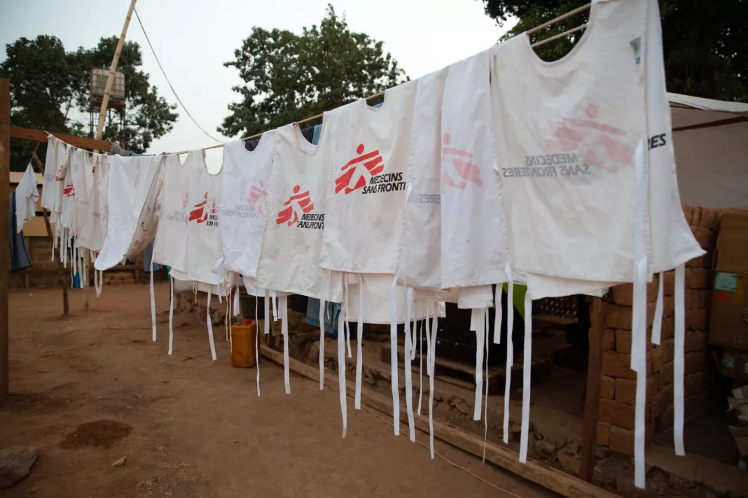 Zavěšené vesty MSF, Středoafrická republika, 2020. Foto: James Oatway / Lékaři bez hranic