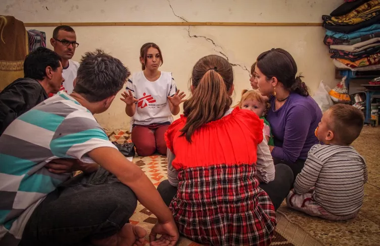 Skupina lidí s pracovnicí MSF, Irák, 2014. Foto: Gabrielle Klein / Lékaři bez hranic