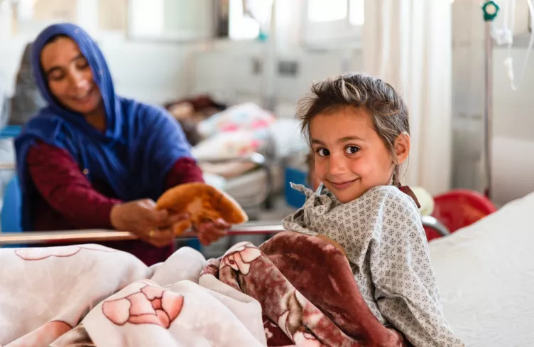 Dívka a její matka v nemocnici, Afghánistán, 2022. Foto: Nava Jamshidi / Lékaři bez hranic