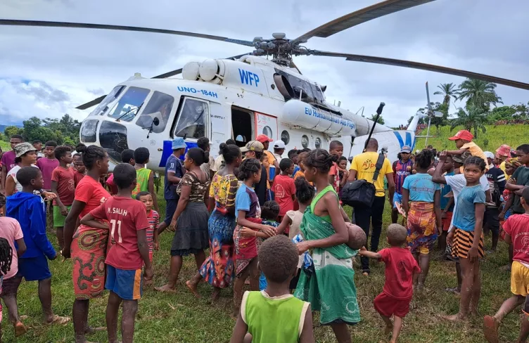 Lidé kolem vrtulníku, Madagaskar, 2023. Foto: Mitsi Persani / Lékaři bez hranic