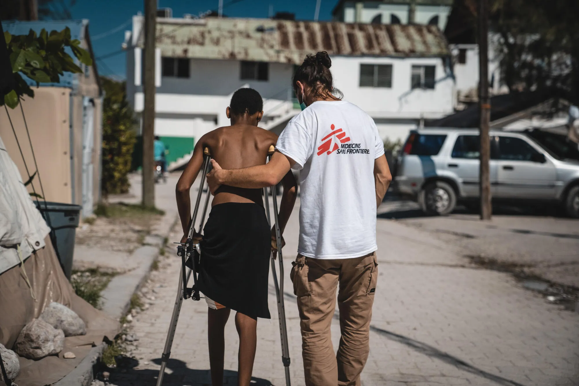 Kolega pomáhá pacientovi s fyzioterapií, Haiti, 2021. Foto: Pierre Fromentin / Lékaři bez hranic