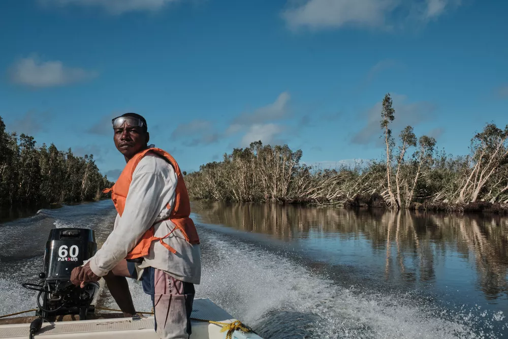 Řidič na lodi, Madagaskar, 2022. Foto: iAko M. Randrianarivelo / Mira Photo