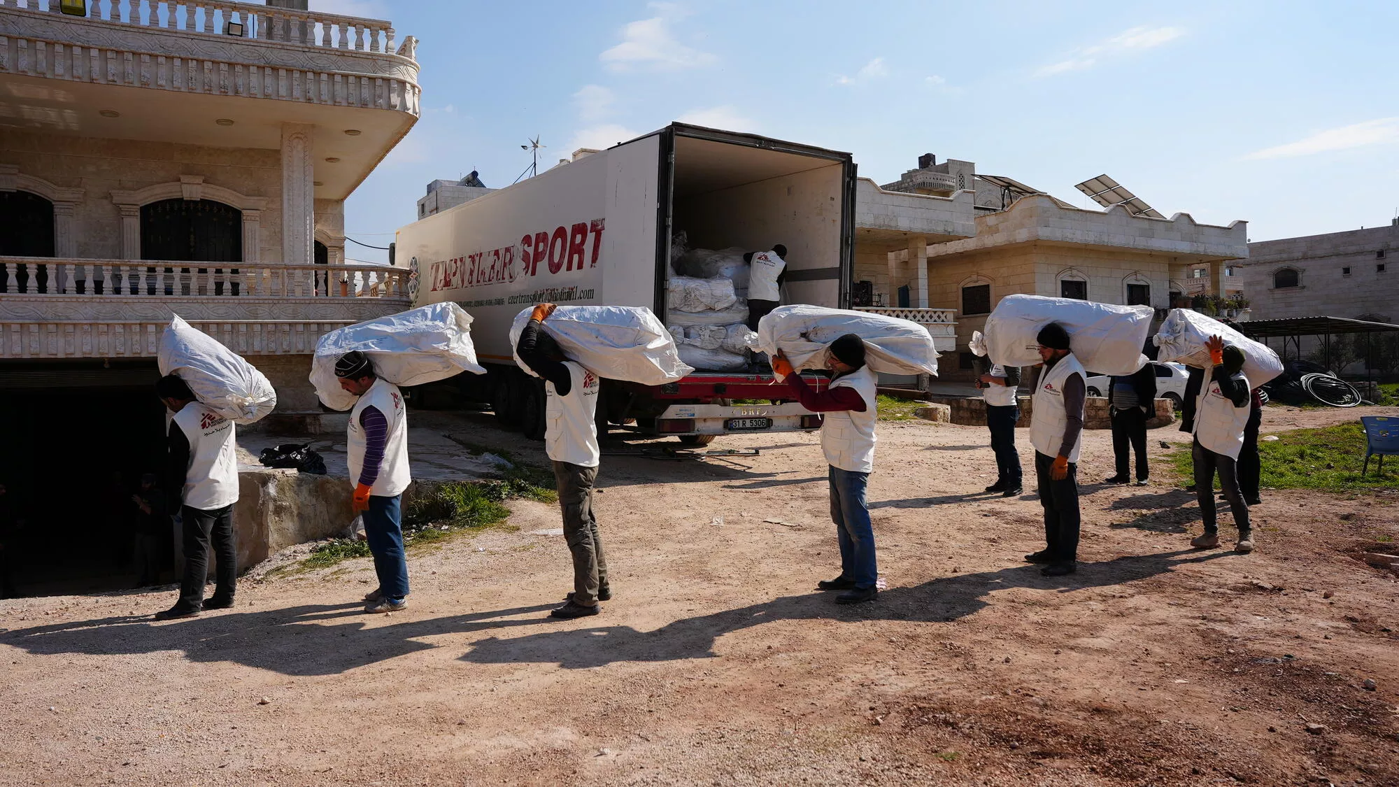 Pracovníci MSF vykládají stany a pomoc na zimu, Sýrie, 2023. Foto: Rami Alsayed / Lékaři bez hranic