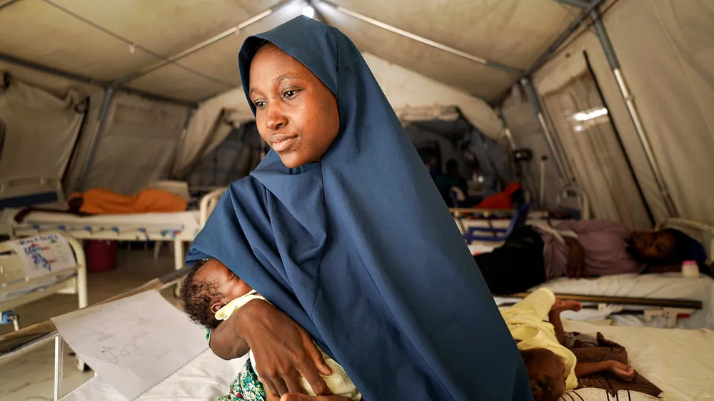 Matka kojí své dítě. Nigérie, 2024. Foto: Georg Gassauer / Lékaři bez hranic