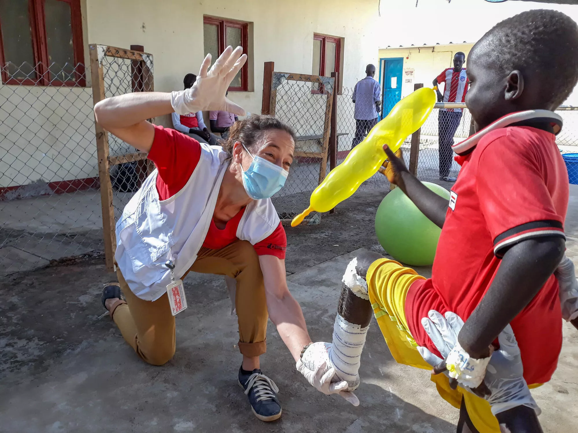 Pracovnice MSF s dítětem, Jižní Súdán, 2020. Foto: Damaris Giuliana / Lékaři bez hranic