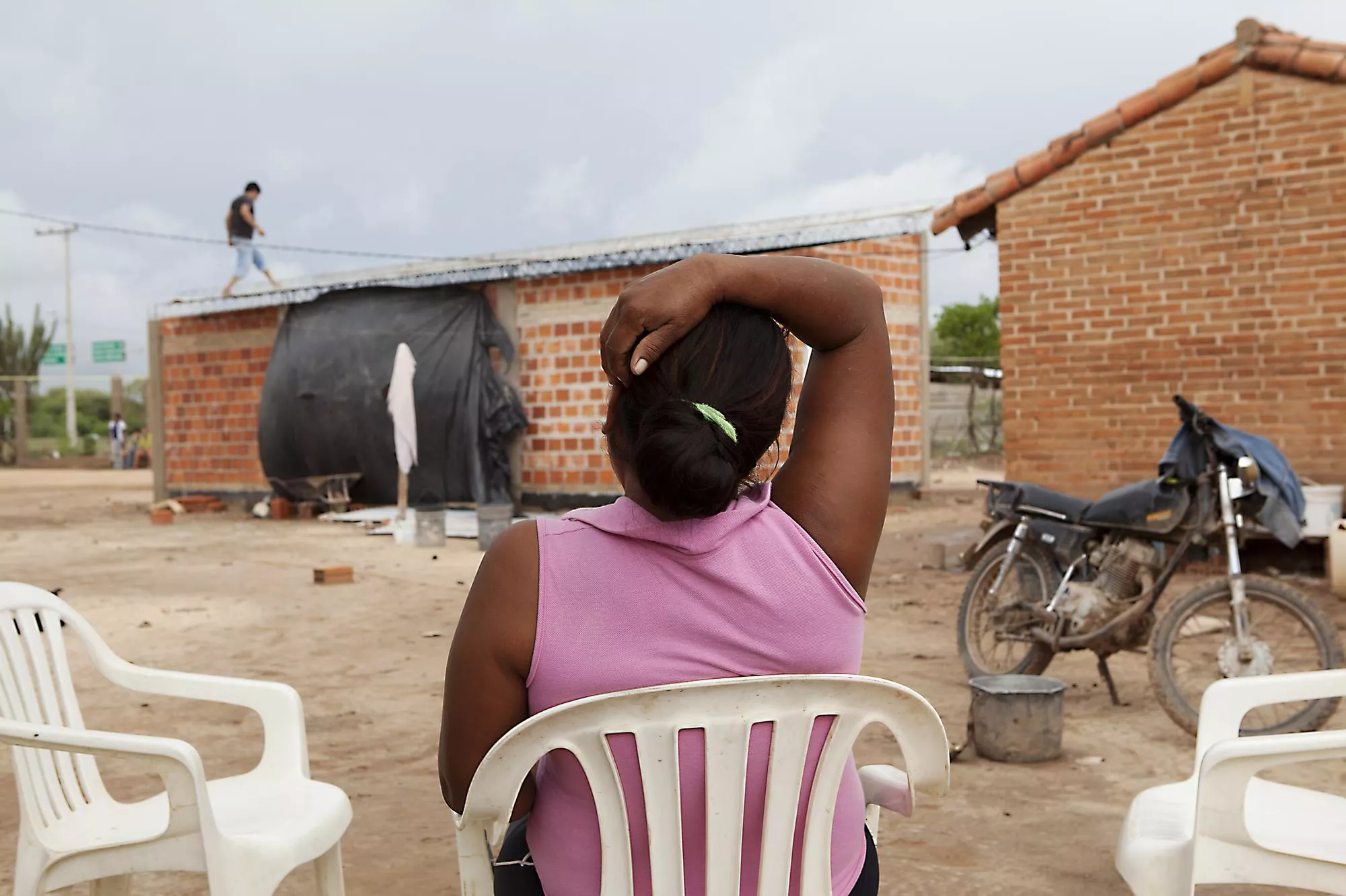 Žena čeká na dokončení postřiku svého domu, Paraguay, 2012. Foto: Anna Surinyach / Lékaři bez hranic