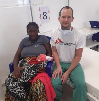 Dominik Hes s pacientkou, Sierra Leone, 2023. Foto: Lékaři bez hranic