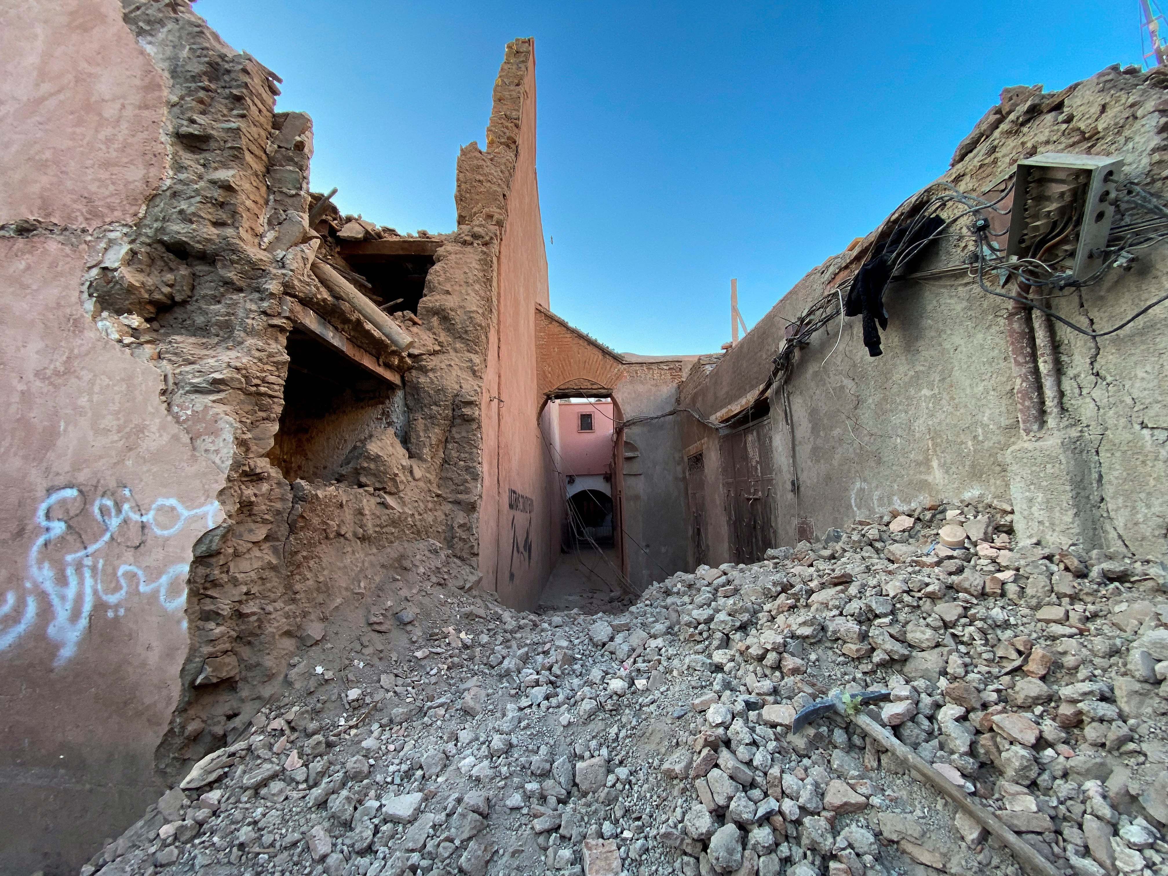 Poničené historické město Marakéš, Maroko, 2023. Foto: Abdelhak Balhaki / REUTERS